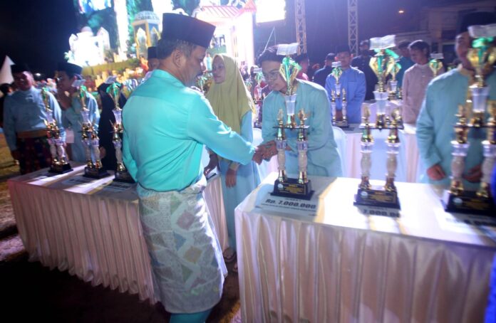 (Foto : abyaqsa ramadan - batamtv.com) Walikota Batam HM rudi menyalami salah satu juara STQH IX di penutupan Rabu (15/3/2023) (Foto : abyaqsa ramadan - batamtv.com)