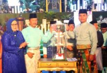 read news – Batam Targetkan Juara Umum di STQH Tingkat Propinsi Wagub Kepri (baju biru) bersama Walikota Batam HM Rudi menyerahkan piala bergilir Juara Umum STQH IX Kota Batam , Rabu (15/3/2023). (Foto : muhammad amin - batamtv.com)