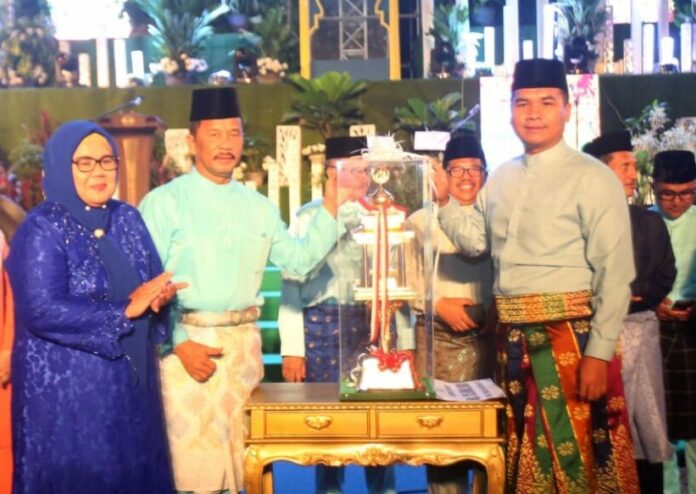 (Foto : muhammad amin - batamtv.com) Wagub Kepri (baju biru) bersama Walikota Batam HM Rudi menyerahkan piala bergilir Juara Umum STQH IX Kota Batam , Rabu (15/3/2023). (Foto : muhammad amin - batamtv.com)
