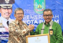 read news – Pemko Batam Raih Penghargaan soal Dedikasi ASN Komisioner Pokja Pengawasan Bidang Penerapan Nilai Dasar, Kode Etik, dan Kode Perilaku ASN, dan Netralitas ASN dari Komisi ASN, Dr. Ari Budiman (kiri) menyerahkan penghargaan kepada Setdako Batan Jefridin , Kamis (16/3/2023) (Foto : muhammad amin - batamtv.com)