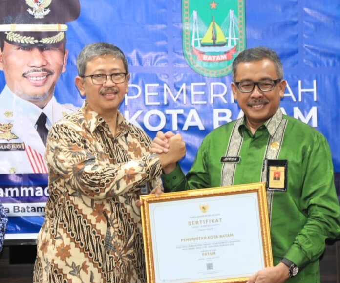 Komisioner Pokja Pengawasan Bidang Penerapan Nilai Dasar, Kode Etik, dan Kode Perilaku ASN, dan Netralitas ASN dari Komisi ASN,  Dr. Ari Budiman (kiri) menyerahkan penghargaan kepada Setdako Batan Jefridin , Kamis (16/3/2023) (Foto : muhammad amin - batamtv.com)