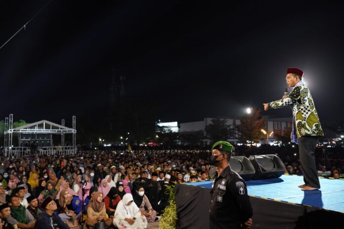 Ustad Abdul Somad (UAS di panggung) saat menyampaikan ceramah di SP Plaza Sagulung, Kamis (16/3/2023) (Foto : muhammad amin - batamtv.com)