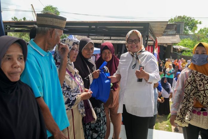 Wagub Kepri , Marlin Agustina , saat memberikan sembako ke warga di SP Plaza Selasa (14/3/2023) (Foto : muhammad amin - batamtv.com)
