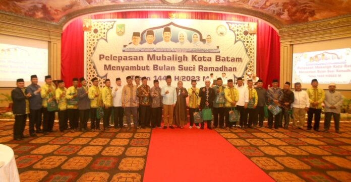 Walikota Batam HM Rudi (tengah, baju koko putih) usai melepas mubaligh batam yang akan bertugas selema ramadan. (Foto : abyaqsa ramadan- batamtv.com)