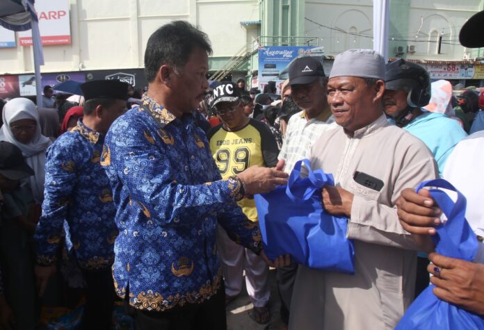 Walikota Batam, HM Rudi saat menyerahkan simbolis sembako bersubsidi ke warga di Sekupang, Jumat (17/3/2023) (Foto : muhammad amin-batantv.com)