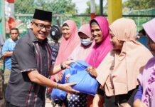 read news – 12.600 Warga Sekupang Terima Sembako Murah Pemko Batam Setdako Batam, Jefridin saat penyerahan sembako murah ke warga Sekupang, Jumat (17/3/2023) (Foto : abyaqsa ramadan - batamtv.com)