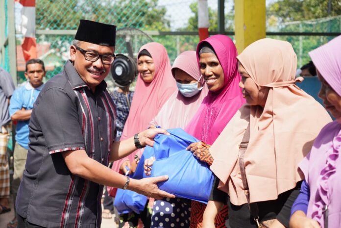 Setdako Batam, Jefridin saat penyerahan sembako murah ke warga Sekupang, Jumat (17/3/2023) (Foto : abyaqsa ramadan - batamtv.com)