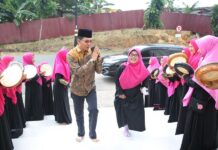 read news – Perempuan Peduli Indonesia Diminta Dukung Pembangunan Wakil Walikota Batam, Amsakar Achmad saat hadir di acara ALPPIND Provinsi Kepri di Masjid Sultan Riayat Syah, Sabtu (18/3/2023). (Foto : muhammad amin - batamtv.com)