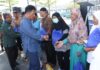 read news – Tekan Inflasi, Pemko Bagikan Sembako Murah di Belakangpadang Walikota Batam HM Rudi menyerahkan sembako murah di Belakang Padang, Sabtu (19/3/2023) (Foto : abyaqsa ramadan - batamtv.com)