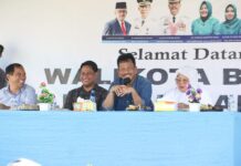 read news – Nelayan Galang tak Was-was saat Melaut Walikota Batam HM Rudi (kemeja biru tengah) saat menghadiri pertemuan dengan nelayan yang ada di Galanng, Sabtu (18/3/2023) . (Foto: abyaqsa ramadan-batamtv.com)