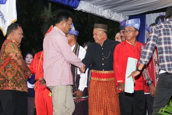 Walikota Batam, HM Rudi saat menyalami pengurus usai pelantikan Pengukuhan Dewan Pengurus Daerah Perkumpulan Kekeluargaan Indonesia Timur (DPD-Perkit) Tanjung Pinang Masa Bakti 2022-2026. (Foto : dwi susilo - batamtv.com)