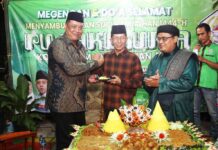 read news – Pujakesuma Kepri Gelar Megengan Songsong Bulan Suci Ramadan Wakil Walikota Batam , Amsakar Achmad (tengah) saat hadiri di Acara Megengan di Perumahan Taman Raya Tahap 1, Batam Kota, Sabtu (19/3/2023) malam bersalaman dengan Ketua Pujakesuma Kepri Sugiyanto . (Foto : muhammad amin - batamtv.com)