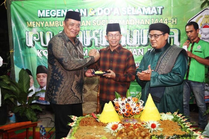   Wakil Walikota Batam , Amsakar Achmad (tengah) saat hadiri di Acara Megengan  di Perumahan Taman Raya Tahap 1, Batam Kota, Sabtu (19/3/2023) malam bersalaman dengan Ketua Pujakesuma Kepri Sugiyanto . (Foto : muhammad amin - batamtv.com)