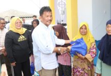 read news- Warga Nongsa Batam Terima Sembako Bersubsidi Pemko Batam Walikota Batam HM Rudi, saat menyerahkan bantuan sembako bersubsidi ke warga Nongsa, Minggu (19/3/2023) (Foto : abyaqsa ramadan - batamtv.com)