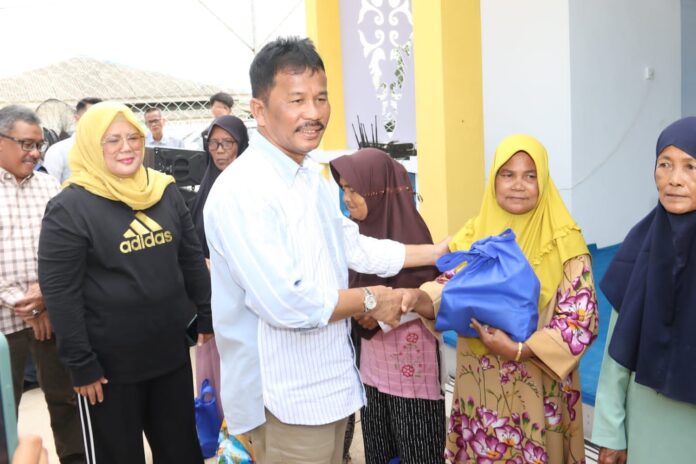 Walikota Batam HM Rudi, saat menyerahkan bantuan sembako bersubsidi ke warga Nongsa, Minggu (19/3/2023) (Foto : abyaqsa ramadan - batamtv.com)