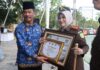 read news – Kajari Batam Ingatkan: Hati-hati Bermedsos! Kepala Kejaksaan Negeri (Kajari) Kota Batam Herlina Setyorini (tengah) usai bertindak sebagai inspektur upacara Peringatan HUT Ke-73 Satpol PP, HUT Ke-61 Satlinmas dan HUT Ke-104 Damkar di Dataran Engku Putri Batam, Jumat (17/13/2023) pagi. (Foto : abyaqsa ramada - batamtv.com)