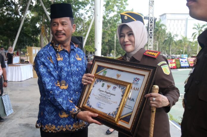 Kepala Kejaksaan Negeri (Kajari) Kota Batam Herlina Setyorini (tengah) usai bertindak sebagai inspektur upacara   Peringatan HUT Ke-73 Satpol PP, HUT Ke-61 Satlinmas dan HUT Ke-104 Damkar  di Dataran Engku Putri Batam, Jumat (17/13/2023) pagi. (Foto : abyaqsa ramada - batamtv.com)