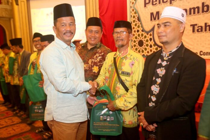 Walikota Batam HM Rudi, saat melepas rombongan mubaligh Ramadan , di Pemko Batam. (Foto : abyaqsa ramadan - batamtv.com)