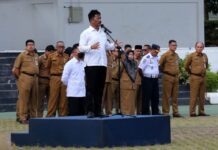read news – HM Rudi Pimpin Apel Seluruh PNS Wali Kota Batam Muhammad Rudi memimpin apel pagi seluruh pegawai Pemerintah Kota (Pemko) Batam di Dataran Engkuputri Batam, Senin (20/3/2023). (foto : muhammad amin - batamtv.com)