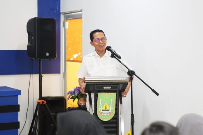 Wakil Walikota Batam, Amsakar Achmad , saat membuka Orientasi Pelatihan Teknis bagi Tim Pendampingan Keluarga berlangsung di Aula Kantor Camat Bengkong, Senin (20/3/2023) siang. (Foto : muhammad amin - batamtv.com)