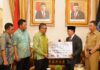 read news – Pemko Batam Serahkan Bantuan Dana Masyarakat Batam