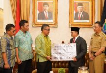 read news – Pemko Batam Serahkan Bantuan Dana Masyarakat Batam