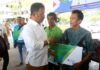 read news – Nelayan di Lima Kecamatan Terima BPJS Ketenagakerjaan Walikota Batam, HM Rudi saat menyerahkan bantuan BPJS Ketenagakerjaan bagi nelayan di Batam, Selasa (21/23/2023) (Foto : muhammad amin - batamtv.com)
