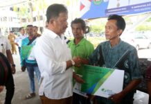 read news – Nelayan di Lima Kecamatan Terima BPJS Ketenagakerjaan Walikota Batam, HM Rudi saat menyerahkan bantuan BPJS Ketenagakerjaan bagi nelayan di Batam, Selasa (21/23/2023) (Foto : muhammad amin - batamtv.com)