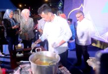 read news – Kunjungi Batam Wonderfood and Art Ramadhan ke-4 di Taman Dang Anom Wali Kota Batam, Muhammad Rudi, usai membuka secara resmi Batam Wonderfood and Art Ramadhan ke-4 di Taman Dang Anom, Selasa (21/3/2023) malam, mencicipi salh satu kiliner. (Foto : abyaqsa ramadan - batamtv.com)