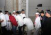read news – HM Rudi Ikuti Tarawih Perdana di Majid Sultan Usai melaksanakan ibadah salat tarawih di Masjid Sultan Riayat Syah, Walikota Batam HM Rudi bersalam salaman dengan warga , Rabu (22/3/2023) (Foto : muhammad amin - batamtv.com)