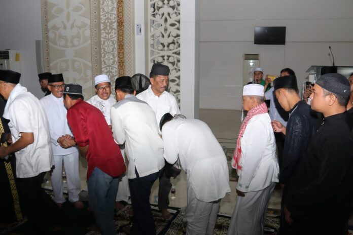 Usai melaksanakan ibadah salat tarawih di Masjid Sultan Riayat Syah, Walikota Batam HM Rudi bersalam salaman dengan warga , Rabu (22/3/2023) (Foto : muhammad amin - batamtv.com)
