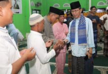 read news – Untuk Kedua Kalinya, Amsakar Sambangi Masjid Baitul Hikmah Perumahan Rexvin Residence Sagulung Wakil Walikota Batam , Amsakar Achmad (sorban biru) saat menyambangi Masjid Baitul Hikmah Perumahan Rexvin Residence Sagulung, Jumat (24/3/2023) (Foto : abyaqsa ramadan - batamtv.com)