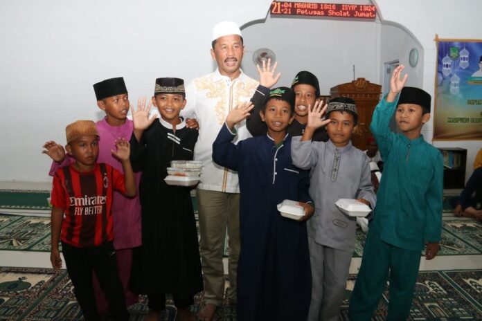 Wali Kota Batam, Muhammad Rudi, Safari Ramadan dan salat tarawih berjemaah di Masjid Jami' Munzalam Mubarokah, Kampung Baru Kelurahan Galang Baru, Jumat (24/3/2023). (Foto : muhammad amin - batamtv.com)
