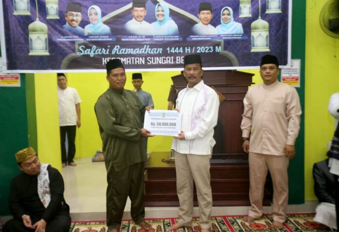 Wali Kota Batam Haji Muhammad Rudi menyerahkan bantuan dana untuk pembangunan dua masjid  Sabtu (25/3/2023). Bantuan diberikan untuk Masjid Darul Aman di Kavling Bagan dan Masjid Nurul Huda di Kavling Sungai Daun. (Foto: abyaqsa ramadan - batamtv.com)