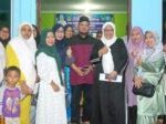 (Foto : muhammad amin - batamtv.com) Ketua TP PKK Kota Batam, Marlin Agustina Rudi bersama jamaah perempuan di Masjid Pulau Nipah. (Foto : muhammad amin - batamtv.com)