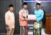 read news – Warga Pulau Air Raja Lepas Kerinduan dengan Amsakar Achmad Wakil Walikota Batam Amsakar Achmad (tengah) saat menyeragkan bantuan ke masjid Pulau Air Raja Galang, Senin (27/3/2023). Acara digelar di Masjid Jami’ Nurul Haq yang berlokasi di RT 001 RW 001. (Foto : muhammad amin - batamtv.com)