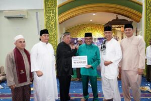 (Foto : abyaqsa ramadan - batamtv.com) Setdako Batam Jefridin (ketiga dari kanan) usai melaksanakan Salat Tarawih berjamaah di Masjid Al Munawaroh di Perumahan Anggrek Sari, Rabu (29/3/2023). (Foto : abyaqsa ramadan - batamtv.com)