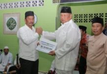 read news- HM Rudi Sambangi Warga di Pulau Karas Galang Walikota Batam HM Rudi menyerahkan bantuan secara simbolis kepada pengurus Masjid di Pulau Karas Galang Batam. (Foto : abyaqsa ramadan - batamtv.com)