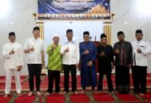 read news – Masyarakat di Lubukbaja Diminta Kembangkan Usaha Kuliner Walikota Batam, HM Rudi (tengah kemeja putih) saat hadir dalam acara Safdari Ramadan di Lubukbaja. (Foto muhammad amin - batamtv.com)