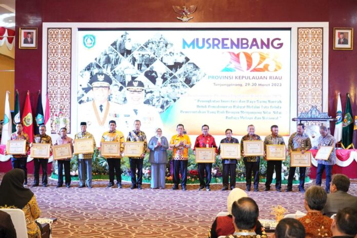 Gubernur Kepri Ansar Ahmad (tengah kemeja batik kuning) saat Musrenbang tingkat provinsi yang digelar selama dua hari, 29 s.d 30 Maret 2023 di Balairung Wan Seri Beni Pusat Pemerintahan Provinsi Kepri, Kota Tanjungpinang, pada Rabu (29/3/2023). (Foto : dwi susilo - batamtv.com)