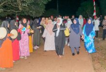 read news – Wagub Kepri Sapa Warga di Pulau Nipah Ketua Tim Penggerak PKK Kota Batam, Marlin Agustina disambut oleh ibu ibu di Mushola At Taqwa, Pulau Nipah, Kecamatan Bulang, Kota Batam, Senin (27/3) malam. (Foto : abyaqsa ramadan - batamtv.com)