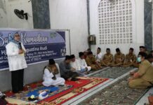 read news – Jamaah Masjid Rouhdlatul Jannah Bidaayu Bersua Wagub Kepri Wagub Kepri Marlin Agustina saat memberikan sambutan di Masjid Rouhdlatul Jannah Perumahan BIdaayu Seibeduk Batam. (Foto : muhammad amin - batamtv.com)