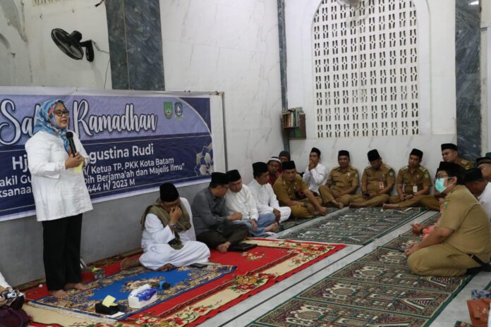 Wagub Kepri Marlin Agustina saat memberikan sambutan di Masjid Rouhdlatul Jannah Perumahan BIdaayu Seibeduk Batam. (Foto : muhammad amin - batamtv.com)