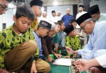 read news – Jefridin: Pentingnya Jaga Kebersihan Lingkungan dari Sampah Setdako Batam Jefridin saat Salat Tarawih di Masjid Darussalam di Komplek Ruko Mandalay Blok E No. 09, Sagulung, Sabtu (25/03/2023) juga menandatangani buku jurnal ramadan siswa siswi TPQ. (Foto : abyaqsa ramadan - batamtv.com)