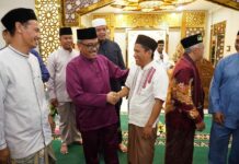 read news – Jefridin Ajak Warga Batam Manfaatkan Pembangunan Setdako Batam Jefridin (baju ungu) melaksanakan Salat Isya dan Tarawih berjamaah di Masjid Baitul Falah, Batuaji, Selasa (28/3/2023). (Foto : muhammad amin - batamtv.com)