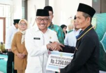 read news – Tokoh Agama di Kabil Nongsa Terima Bantuan dari Pemko Batam Setdako Batam Jefridin dalam acara penyerahan bantuan dan Silahturahmi Wali Kota Batam, Ketua TP PKK Kota Batam dan Sekretaris Daerah Kota Batam dengan Tokoh Agama Masjid Besar Citramas, Kabil Kecamatan Nongsa, Selasa (28/3/2023) Foto : muhammad amin - batamtv.com)