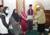read news -Amsakar Achmad Serahkan Bantuan Pemko ke Dua Masjid di Sagulung Wakil Walikota Batam, Amsakar Achmad (peci hitam) saat menghadiri safari ramadan di Sagulung. (Foto : abyaqsa ramadan)