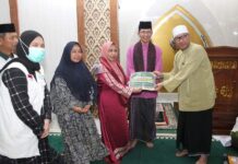 read news -Amsakar Achmad Serahkan Bantuan Pemko ke Dua Masjid di Sagulung Wakil Walikota Batam, Amsakar Achmad (peci hitam) saat menghadiri safari ramadan di Sagulung. (Foto : abyaqsa ramadan)