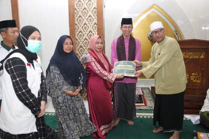 Wakil Walikota Batam, Amsakar Achmad (peci hitam) saat menghadiri safari ramadan di Sagulung. (Foto : abyaqsa ramadan)