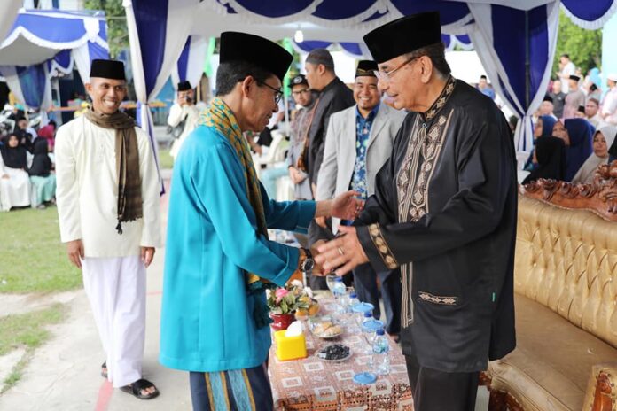 Wakil Walikota Batam, Amsakar Achmad (baju koko biru) bersalaman dengan mantan Gubernur Kepri Ismeth Abdullah. (Foto : muhammad amin - batamtv.com)